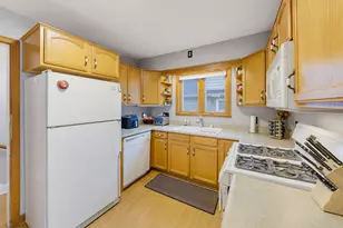 2403 S 95th St, West Allis, WI 53227 - Photo 10