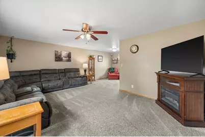 9537 W Sarasota Pl, Wauwatosa, WI 53222 - Photo 4