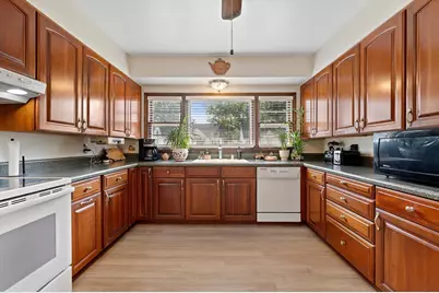5644 N Paradise Ln, Glendale, WI 53209 - Photo 8