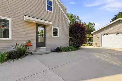 2214  Fairmont St, Manitowoc, WI 54220 - Photo 38