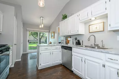 880  Pilgrim Pkwy, Elm Grove, WI 53122 - Photo 8