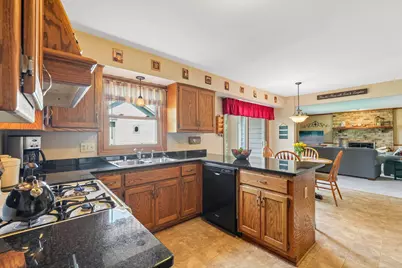 306 W Juniper Dr, Grafton, WI 53024 - Photo 8