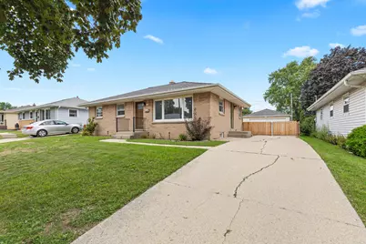 8128 W Sunbury Ct, Milwaukee, WI 53219 - Photo 2