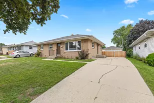 8128 W Sunbury Ct, Milwaukee, WI 53219 - Photo 2