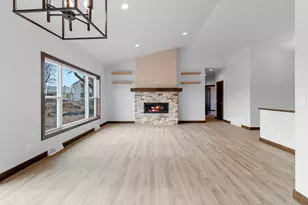 4631 Ridge Ct, Manitowoc, WI 54220 - Photo 6
