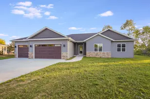 4631 Ridge Ct, Manitowoc, WI 54220 - Photo 2