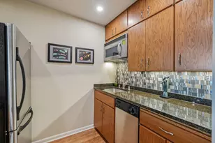 929 N Astor St, Milwaukee, WI 53202 - Photo 16