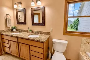 W146N10907 Heritage Pkwy, Germantown, WI 53022 - Photo 16