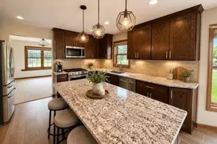W146N10907 Heritage Pkwy, Germantown, WI 53022 - Photo 6