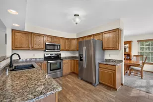 302 Margaret Ct, Burlington, WI 53105 - Photo 6
