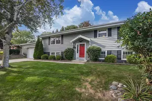648 Hollybrook Ln, Saukville, WI 53080 - Photo 2