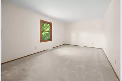 3635 S Loretta Ln, New Berlin, WI 53151 - Photo 10