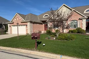 6837 W Greyhawk Ct, Franklin, WI 53132 - Photo 2