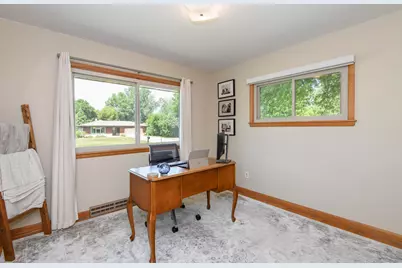 8801 W Dosie Ave, Greenfield, WI 53228 - Photo 16