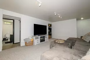 8801 W Dosie Ave, Greenfield, WI 53228 - Photo 22