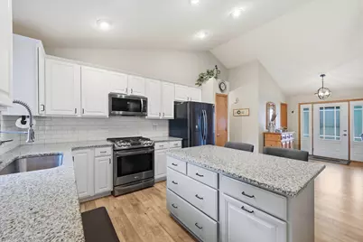 258  Bastogne Ct, Belgium, WI 53004 - Photo 6