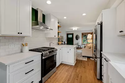 7639 W Lorraine Pl, Milwaukee, WI 53222 - Photo 6