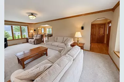 13320 W Crestwood Ct, New Berlin, WI 53151 - Photo 10
