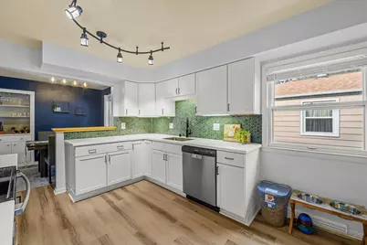 2006 N 107th St, Wauwatosa, WI 53226 - Photo 8