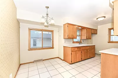 1118 S 124th St, West Allis, WI 53214 - Photo 8