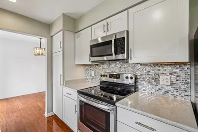 W170N9364  Woodlawn Dr, Menomonee Falls, WI 53051 - Photo 6