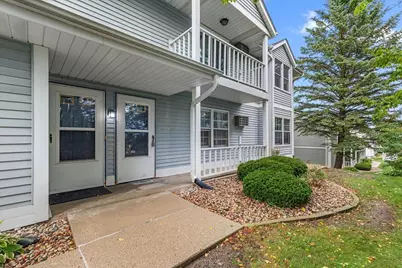 621  Barrington Ct #D, West Bend, WI 53095 - Photo 2