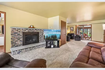 3322 S 121st St, West Allis, WI 53227 - Photo 6