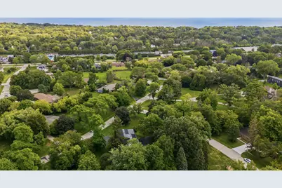 7861 N Regent Ct, Fox Point, WI 53217 - Photo 28