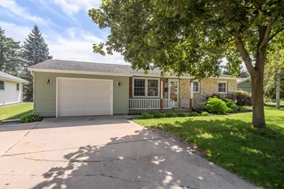 807  Meadowbrook Dr, West Bend, WI 53090 - Photo 2