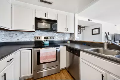 1633 N Prospect Ave #5D, Milwaukee, WI 53202 - Photo 2