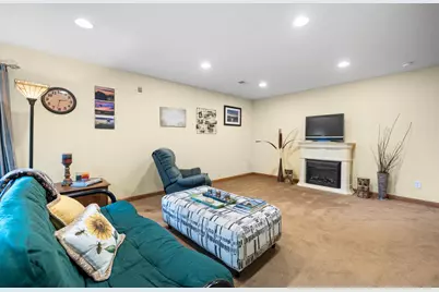643  Riverwood Ln, West Bend, WI 53095 - Photo 22