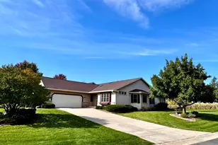 N66W15400 Raven Way Dr, Menomonee Falls, WI 53051 - Photo 2
