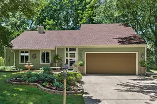 717 Mansfield Cir, Hartland, WI 53029 - Photo 2