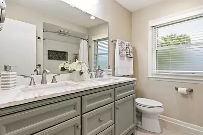 2445  Buena Vista Dr, Brookfield, WI 53045 - Photo 22