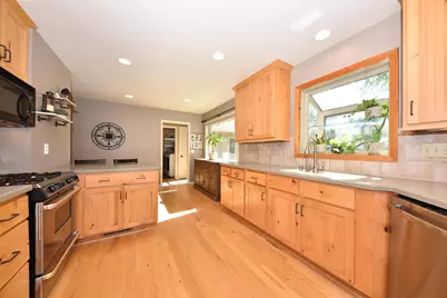 5405 W Hillcrest Dr, Mequon, WI 53092 - Photo 4