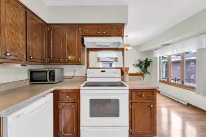 6131 S 15th Ct, Milwaukee, WI 53221 - Photo 14