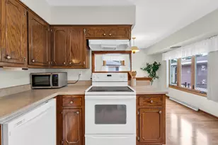 6131 S 15th Ct, Milwaukee, WI 53221 - Photo 14