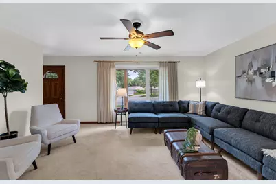 6131 S 15th Ct, Milwaukee, WI 53221 - Photo 6