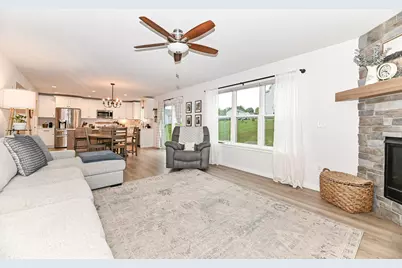 663  East Bluff Cir, Racine, WI 53185 - Photo 10