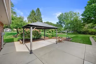949 Hickory Hill Pkwy, Richfield, WI 53033 - Photo 8