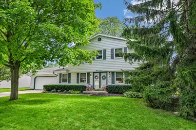8021 W Cascade Dr, Franklin, WI 53132 - Photo 1