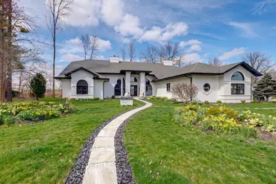 402  Wild Oak Dr, Manitowoc, WI 54220 - Photo 2