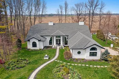 402  Wild Oak Dr, Manitowoc, WI 54220 - Photo 1