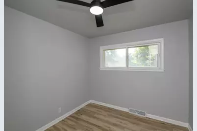 8134 W Acacia St, Milwaukee, WI 53223 - Photo 12