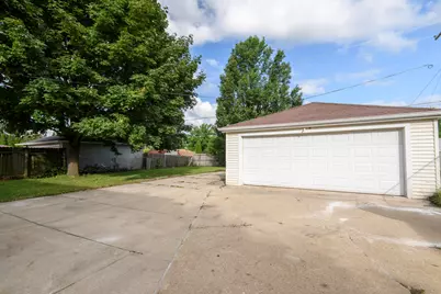 8134 W Acacia St, Milwaukee, WI 53223 - Photo 18