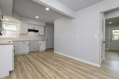 8134 W Acacia St, Milwaukee, WI 53223 - Photo 6