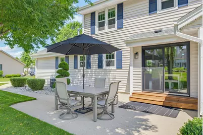 2021  Inverness Dr, Waukesha, WI 53186 - Photo 32