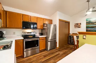 6185 S Creekside Dr, Cudahy, WI 53110 - Photo 8