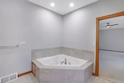 805 E Pearson St, Milwaukee, WI 53202 - Photo 26