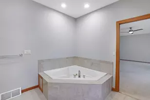 805 E Pearson St, Milwaukee, WI 53202 - Photo 26